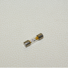 картинка Предохранитель "Koito" FUSE Стеклянный  10 Amp (26mm) от интернет-магазина "АВТОИМПЕРИЯ", 4961065181805