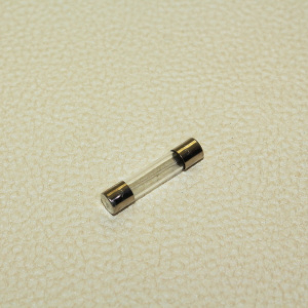 картинка Предохранитель "Koito" FUSE Стеклянный  2 Amp (30mm) от интернет-магазина "АВТОИМПЕРИЯ", 4961065178010