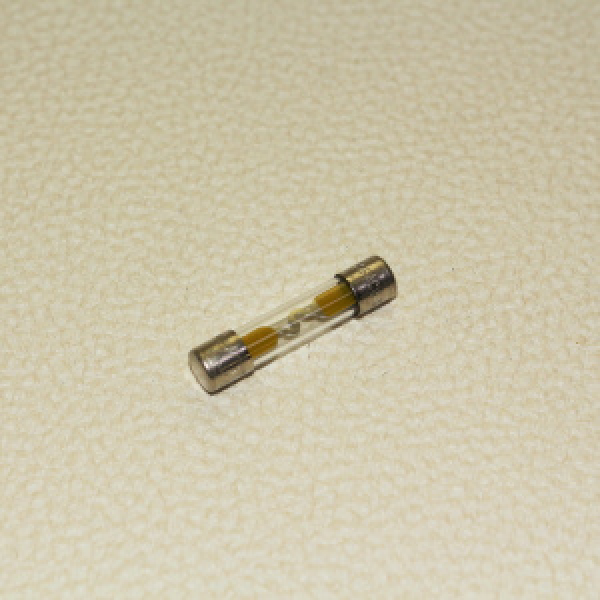 картинка Предохранитель "Koito" FUSE Стеклянный  10 Amp (30mm) от интернет-магазина "АВТОИМПЕРИЯ", 4961065178102